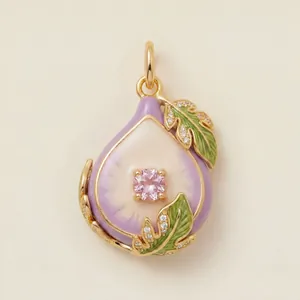 Vue détaillée du pendentif figue en émail violet avec pierre rose et feuilles vertes