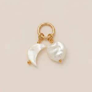 Vue détaillée d'un pendentif avec breloques lune et cœur en nacre blanche pure