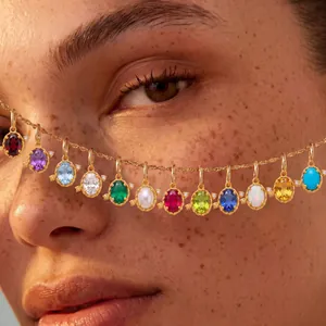 Dettaglio macro di dodici vivaci ciondoli portafortuna su una collana a catena oro