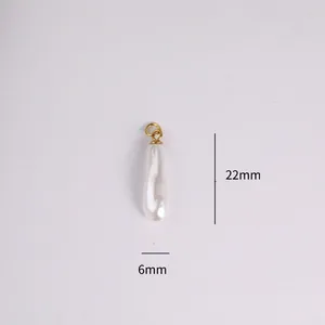 Vista dettagliata del ciondolo a perla bianca con dimensioni di 22 mm di lunghezza e 6 mm