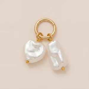 Détail d'un pendentif en or avec une perle en forme de cœur et une perle baroque