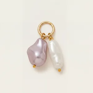 Vue détaillée d'un pendentif en perles baroques violettes et blanches sur anneau d'or