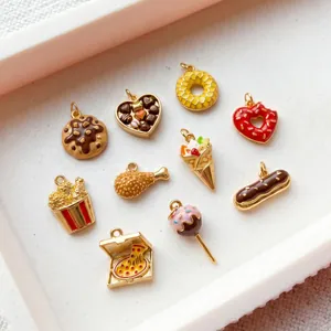 Gedetailleerde close-up van diverse emaille bedeltjes met voedselthema zoals pizza en donuts