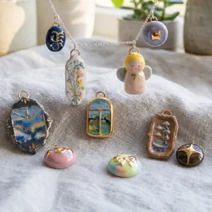 Ciondoli in ceramica dipinti a mano con motivi floreali e angeli su lino