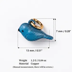 Ciondolo uccellino blu scintillante in rame placcato oro 18 carati, dettagli taglia 13 mm