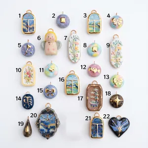 Ciondoli stampati in stile ceramica con motivi di fiori, cuori e angeli, numerati 1-22.