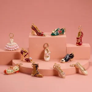 Vue détaillée de divers pendentifs en émail pour colliers et bracelets, motifs de chaussures