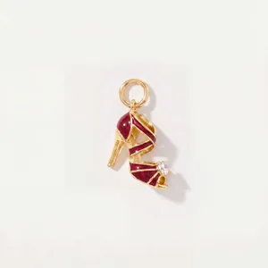 Détail d'une breloque chaussure à talon en émail rouge plaqué or avec zircon scintillant