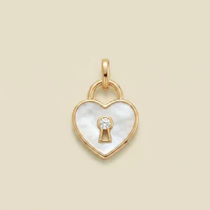 Detailopname van een hartvormige slot hanger met witte schelp en centraal kristal