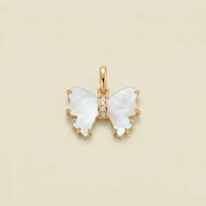 Detail van vlinderhanger met witte schelpvleugels en pavé gezette steentjes