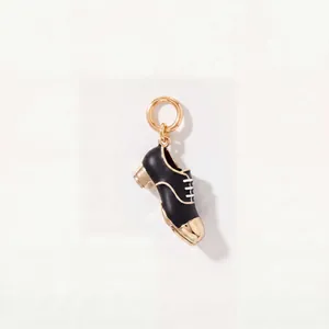 Vue détaillée d'un pendentif en forme de chaussure de danse noir et or pour bijoux DIY
