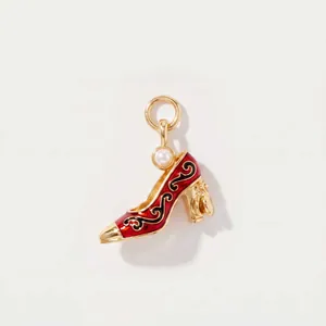 Pendentif chaussure à talon en émail rouge avec détails dorés et perle pour bijoux faits main