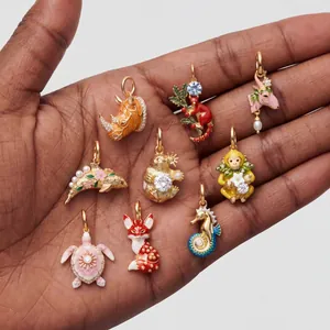 Vue détaillée de luxueux pendentifs animaux colorés comprenant hippocampe singe et tortue