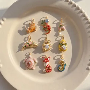 Collection de breloques en cuivre sur le thème animalier sur une assiette