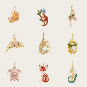 Collection de breloques animalières en émail avec hippocampe, renard et tortue.