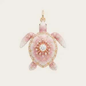 Vue détaillée macro d'un pendentif tortue rose avec placage en or et cristaux brillants