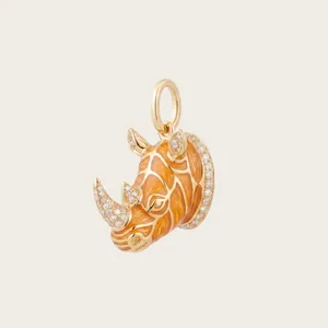 Gros plan détaillé d'un pendentif tête de rhinocéros doré serti de cristaux brillants.