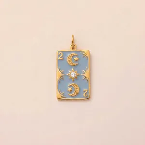 Vue détaillée d'un pendentif céleste doré avec émail bleu et étoile en zircone
