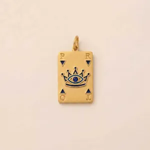 Vue détaillée d'un pendentif doré avec couronne bleue et motif d'œil sur fond rose