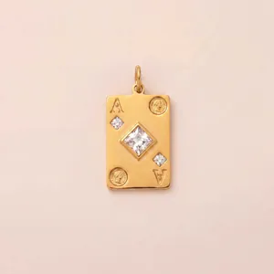 Vue macro détaillée d'un pendentif luxe As de Carreau doré avec zircons carrés clairs