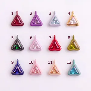 Detalle de 12 coloridos colgantes triangulares de piedras preciosas para bisutería DIY