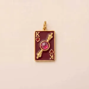 Vue détaillée du pendentif carte de poker Roi de Cœur en or avec zircon rouge.