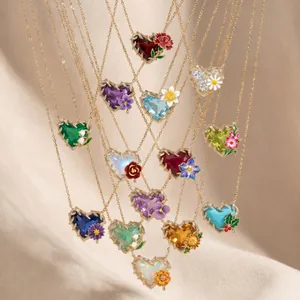 Künstlerische Darstellung von Geburtsstein-Herzketten mit feinen, floralen Motiven