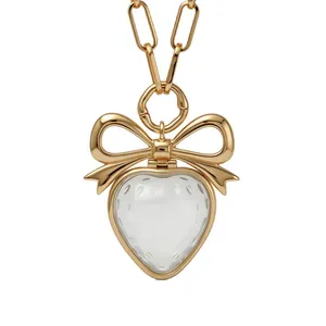 Élégant collier à nœud doré avec pendentif en verre transparent en forme de fraise