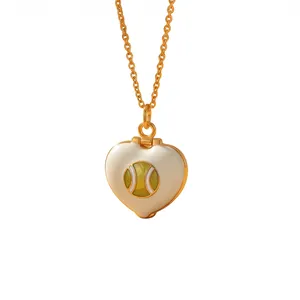 Nahaufnahme einer herzförmigen Tennis-Medaillon-Halskette mit Goldkette und Emaille-Finish