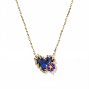 Detailansicht einer Halskette mit blauem Herz-Geburtsstein und einer zarten violetten Blume