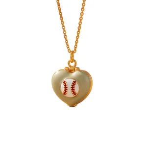 Nahaufnahme eines goldenen herzförmigen Medaillons mit einem Miniatur-Baseball-Motiv