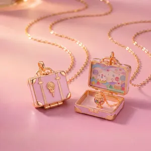 Detail eines rosa aufklappbaren Koffers mit Miniatur-Süßigkeiten-Thema und kleinem Anhänger.