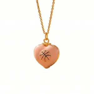 Detailansicht der rosa herzförmigen Medaillon-Halskette mit Basketball-Design und Goldkette.