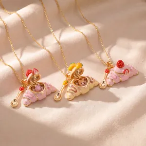 Detail niedlicher Croissant-Medaillon-Halsketten mit kleinen Hasen- und Hundefiguren.