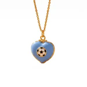 Detailaufnahme einer goldenen Herz-Medaillon-Halskette mit blauem Fußball-Motiv-Design.