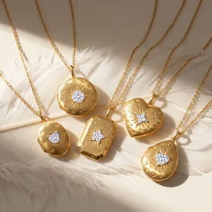 Goldene Vintage-Medaillon-Halsketten in Herz- und Tropfenform mit Sternenmotiven.