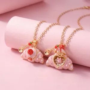 Detailansicht einer rosa Croissant-Halskette mit verstecktem Kaninchen und Perlen