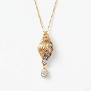 Elegante Muschelhalskette aus goldenem Edelstahl mit funkelnden Wassertropfenkristallen