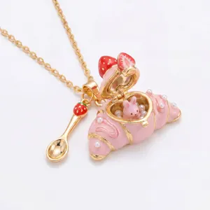 Detailansicht eines rosa Croissant-Medaillon-Anhängers mit einem kleinen Hasen im Inneren