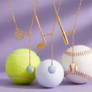 Gros plan de colliers de sport dorés avec des breloques de tennis, de golf et de baseball.