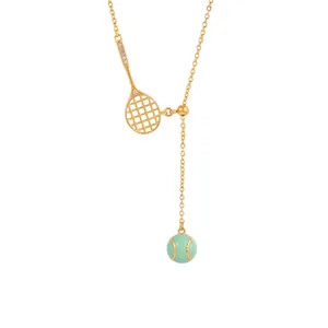 Détail d'un collier sportif avec une raquette de tennis dorée et un pendentif balle
