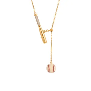 Gros plan d'un collier de sport en or avec un pendentif batte de baseball et balle