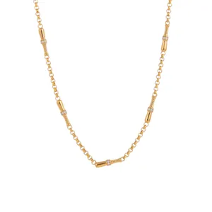 Vue détaillée d'un collier de sport doré avec des pendentifs en forme de batte de baseball