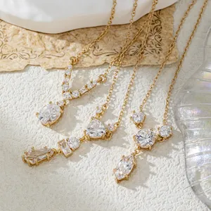Detaillierte Nahaufnahme eleganter Goldketten mit funkelnden CZ-Anhängern in Herzform und rund.