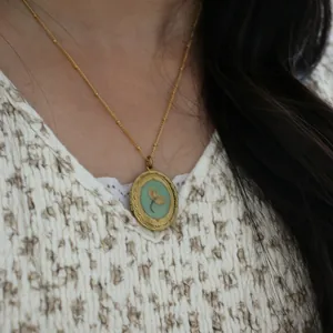 Vintage-Halskette aus 14k Gold mit ovalem Medaillon und echter gelber Trockenblume.