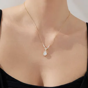 Detailansicht einer funkelnden Halskette mit ovalem Anhänger an einer goldenen Kette