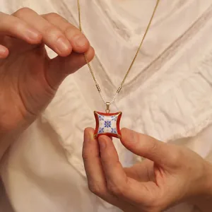 Eleganter Halsschmuck im neuen chinesischen Stil mit blau-weißem Porzellan-Anhänger