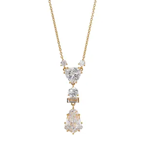 Elegante goldfarbene Halskette mit klarem Zirkonia-Anhänger in verschiedenen Schliffen.