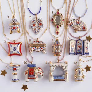 Elegante Halsketten im chinesischen Stil mit Porzellananhängern und orientalischen Motiven