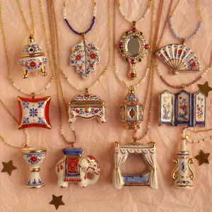 Detailansicht einer Kollektion von Porzellananhängern im neuen chinesischen Stil mit Goldketten